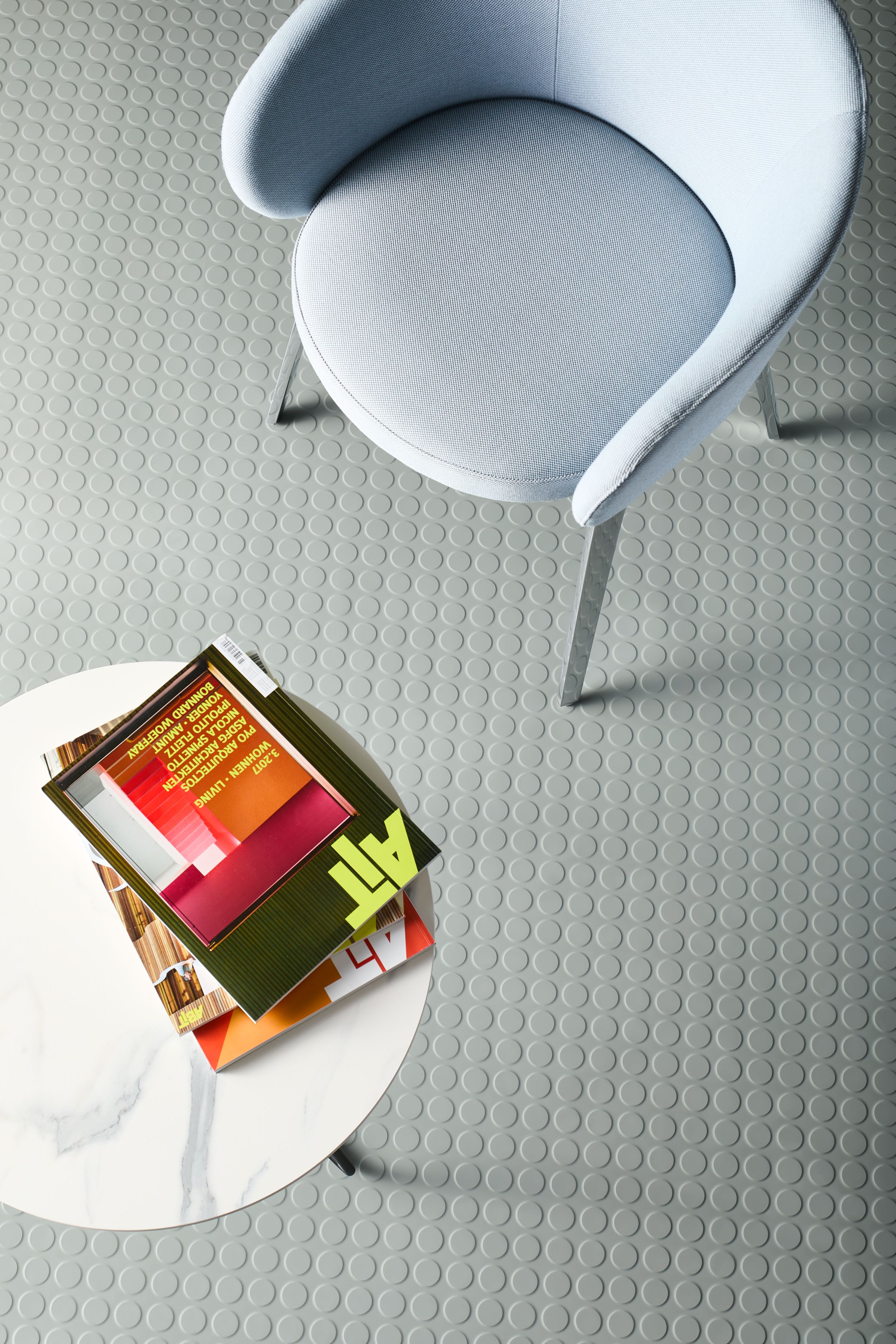 image Close-up of norament 825/926 round in seating area numéro 5